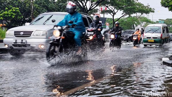 Drainase Buruk, Air Meluap ke Jalan Soekarno Hatta Bandung