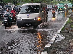 Antisipasi Banjir, Pemkot Bandung Keruk Sungai dan Drainase