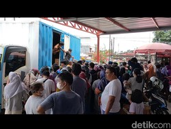 Emak-emak di Bengkulu Utara Rela Berdesakan demi Migor Murah