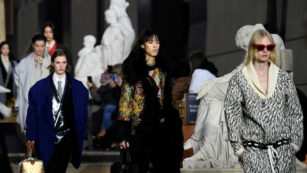 Models present creations by designer Nicolas Ghesquiere as part of his Fall-Winter 2022/2023 Women's ready-to-wear collection show for fashion house Louis Vuitton at the Musee d'Orsay during Paris Fashion Week in Paris, France, March 7, 2022. REUTERS/Piroscka van de Wouw