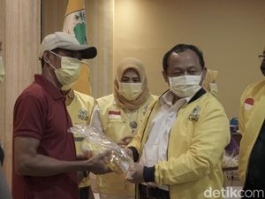 Saat Golkar Jatim Berbagi Kebahagiaan dengan Pedagang Gorengan