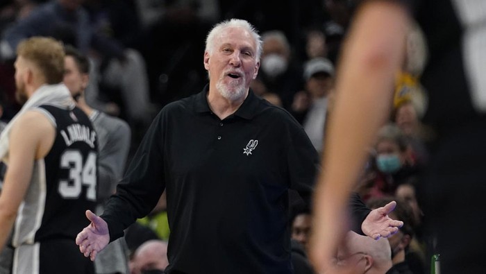 Pop sudah 26 musim menangani Spurs. Foto: AP/Eric Gay Pop sudah 26 musim menangani Spurs. Foto: AP/Eric Gay
