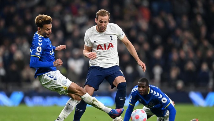 LONDON, ENGLAND - MARCH 07: Harry Kane of Tottenham Hotspur is tackled by Dele Alli of Everton during the Premier League match between Tottenham Hotspur and Everton at Tottenham Hotspur Stadium on March 07, 2022 in London, England. (Photo by Shaun Botterill/Getty Images)