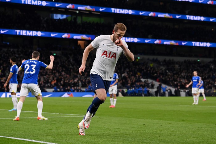 LONDON, ENGLAND - MARCH 07: Harry Kane of Tottenham Hotspur celebrates after scoring their sides fifth goal during the Premier League match between Tottenham Hotspur and Everton at Tottenham Hotspur Stadium on March 07, 2022 in London, England. (Photo by Mike Hewitt/Getty Images)