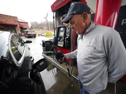 Harga Minyak Tinggi, Gubernur Ini Bagi-bagi Rp 5,7 Juta untuk Beli BBM