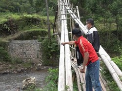Cerita Jembatan Reyot Berbahaya di Toraja Utara Diperbaiki Swadaya Warga-TNI