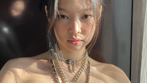 8 Gaya Jennie BLACKPINK di Paris Fashion Week, Serba Hitam Pamer Perut Rata