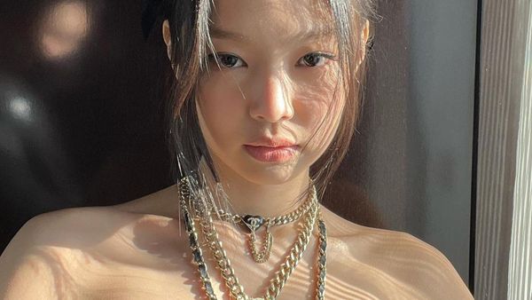 8 Gaya Jennie BLACKPINK di Paris Fashion Week, Serba Hitam Pamer Perut Rata