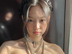 8 Gaya Jennie BLACKPINK di Paris Fashion Week, Serba Hitam Pamer Perut Rata