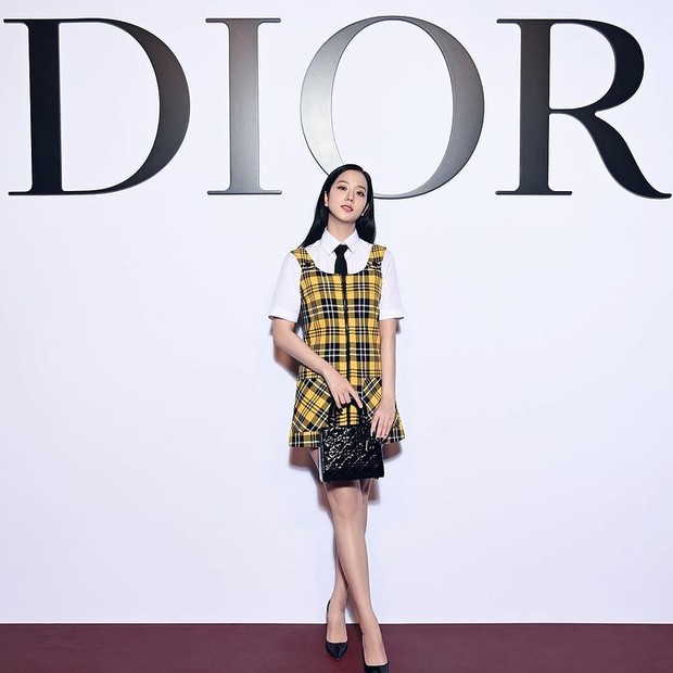 Jisoo tampak membawa Christian Dior Patent Cannage Calfskin Handbag Jisoo