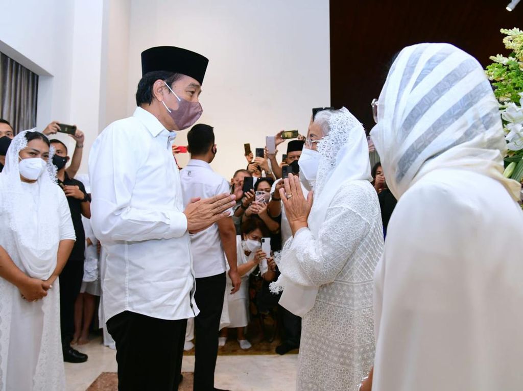 Jokowi Takziah ke Rumah Duka Almarhum Arifin Panigoro