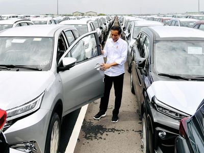 Momen Jokowi Tinjau Pelepasan Ekspor Mobil di Pelabuhan Patimban