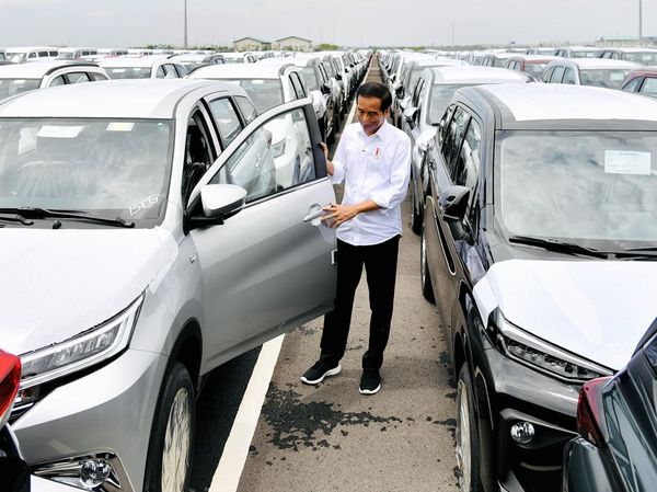 Momen Jokowi Tinjau Pelepasan Ekspor Mobil di Pelabuhan Patimban
