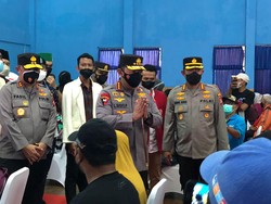 Kapolri Pantau Operasi Pasar Minyak Goreng Murah di GOR Radio Dalam Jaksel