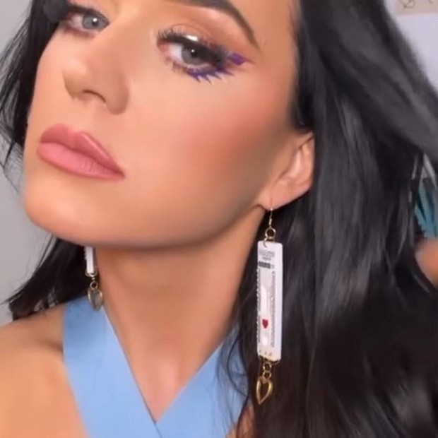 Katy Perry mengenakan anting antigen/@katyperry