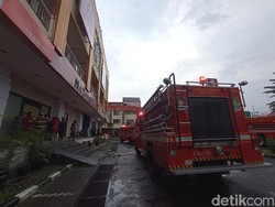 Kebakaran di Grand Mal Bekasi Padam, Sumber Api Diduga dari Percikan Las