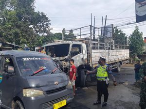 Tersangkut Kabel Listrik, Truk Muatan Styrofoam Terbakar di Serang