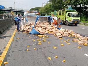 Truk Muat Botol Kaca Terguling di Tol Satelit, Lalin Sempat Macet Panjang