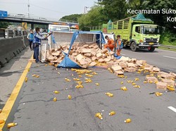 Truk Muat Botol Kaca Terguling di Tol Satelit, Lalin Sempat Macet Panjang