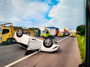 Mobil Yaris Tabrakan di Km 20 Tol Jakarta-Tangerang hingga Terbalik
