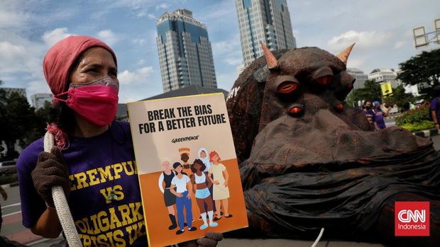 Kekerasan Seksual dan Kemiskinan Masih Jadi Ancaman Perempuan Indonesia Sejumlah aktifis bergabung saat aksi damai memperingati Hari Perempuan Internasional di kawasan Monas, Jakarta, Selasa, 8 Maret 2022. Mereka menyuarakan anti kekerasan seksual yang masih mengancam, kesejahteraan dan perlindungan kaum perempuan di Indonesia. (CNN Indonesia/Safir Makki)