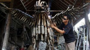 Keren, Instalasi Burung Garuda Ini Terbuat dari Knalpot Brong