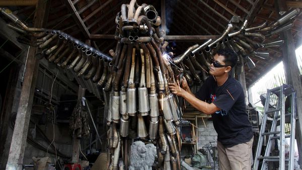Keren, Instalasi Burung Garuda Ini Terbuat dari Knalpot Brong