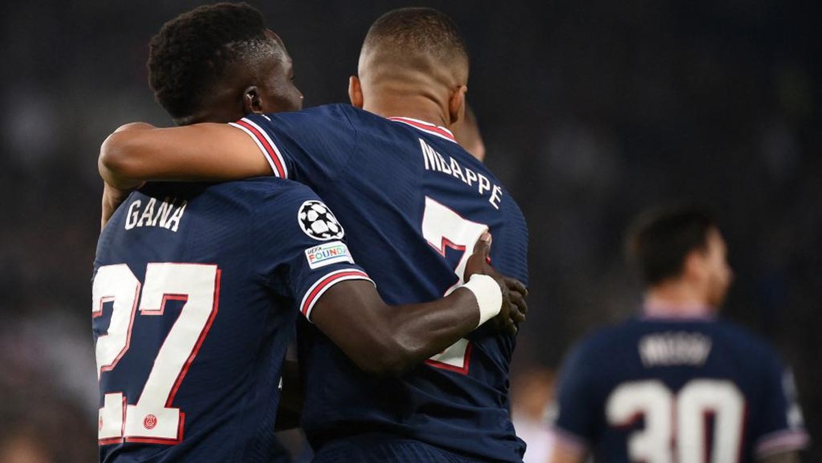 Idrissa Gana Gueye dan Kylian Mbappe. Foto: AFP/FRANCK FIFE