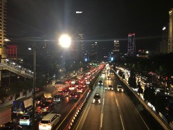 Lalin Tol Semanggi Arah Cawang Macet Usai Jakarta Diguyur Hujan