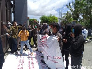 Polemik Eks Ketua DPRD Kaltim Masih Teken APBD, Mahasiswa Geruduk Dewan Polemik Eks Ketua DPRD Kaltim Masih Teken APBD, Mahasiswa Geruduk Dewan