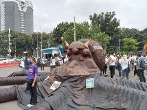 Protes soal Oligarki, Massa Bawa Gurita Bertanduk di Demo Hari Perempuan