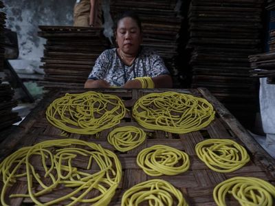 Menengok Produksi Mi Kenyol di Batang