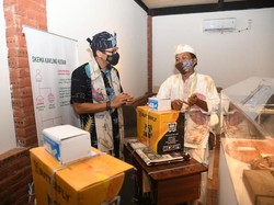 Geber UMKM, Sandiaga Berikan Mesin Jahit Buat Produsen Batik Ecoprint