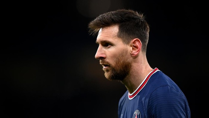 MANCHESTER, ENGLAND - NOVEMBER 24:  Lionel Messi of Paris Saint-Germain looks on during the UEFA Champions League group A match between Manchester City and Paris Saint-Germain at Etihad Stadium on November 24, 2021 in Manchester, England. (Photo by Shaun Botterill/Getty Images)