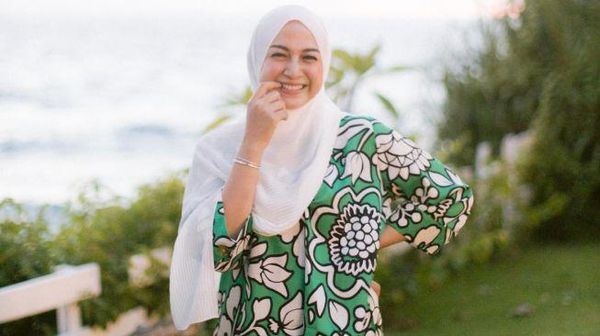 Senyum Manis Nina Zatulini yang Sering Disebut Mirip Dakota Johnson