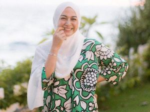 Senyum Manis Nina Zatulini yang Sering Disebut Mirip Dakota Johnson