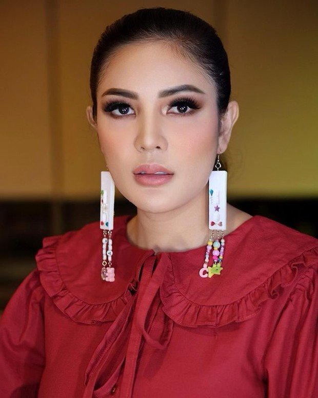 Nindy Ayunda mengenakan anting antigen/@nindyayunda