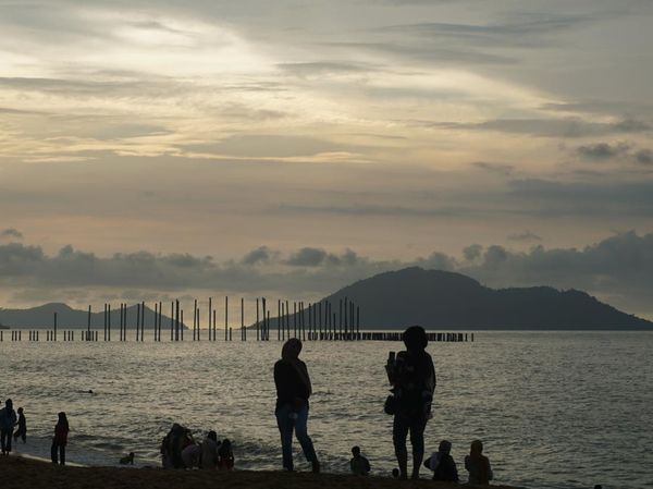 Potret Senja Tenggelam dengan Indah di Singkawang