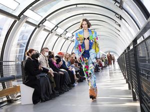 Ini Perbedaan Paris Fashion Week dengan Paris Fashion Show yang Bikin Heboh