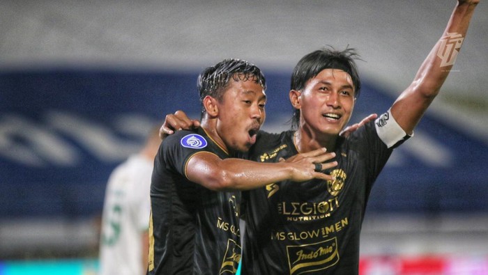 Pemain Arema Kushedya Yudo dan Johan Alfarizi.