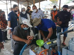 Bupati Mojokerto Distribusikan 9000 Liter Minyak Goreng ke Pedagang-IKM