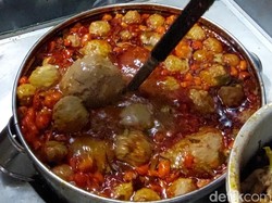 Dibegal Pentol Ceker yang Viral Pedas Nampolnya di Lembang