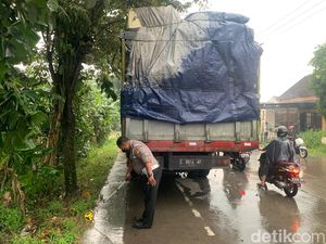 Biker di Mojosari Mojokerto Tewas Tabrak Truk Parkir Biker di Mojosari Mojokerto Tewas Tabrak Truk Parkir