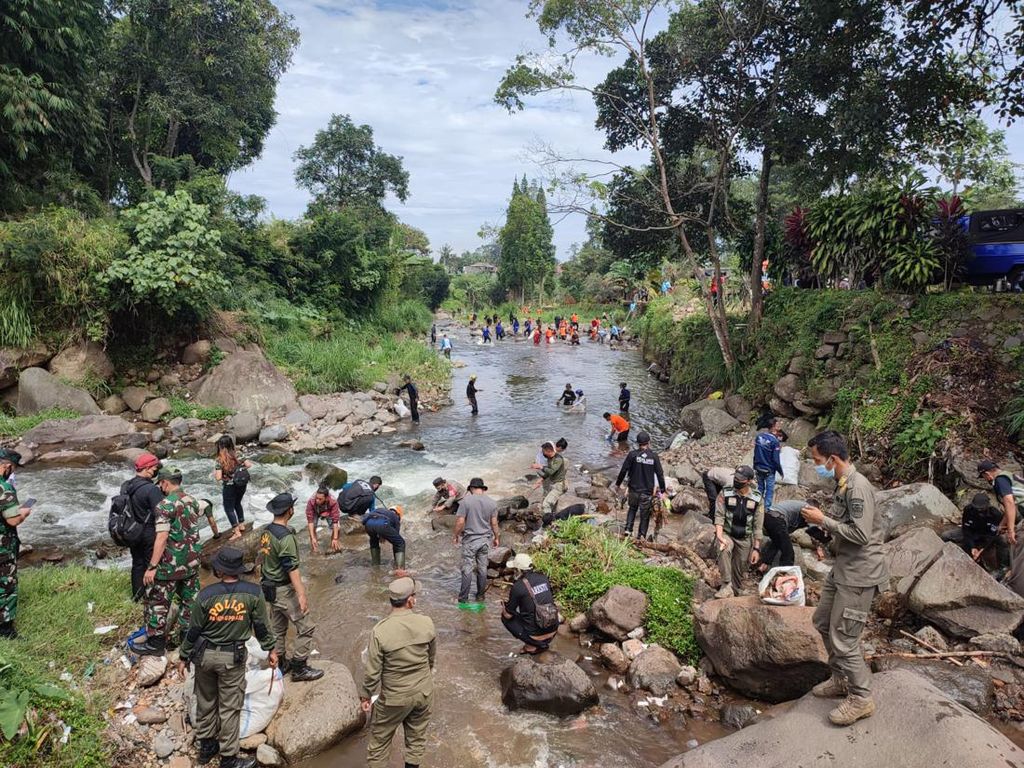 Cegah Banjir, Polisi-TNI Sisir Sampah Sungai Ciliwung Bogor