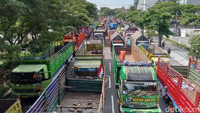 Ribuan sopir truk demo di A Yani Surabaya