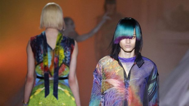 Models present creations by Japanese fashion designer Yuima Nakazato during the Spring-Summer 2022 Haute Couture collection fashion show in Paris on January 27, 2022. (Photo by Geoffroy VAN DER HASSELT / AFP)