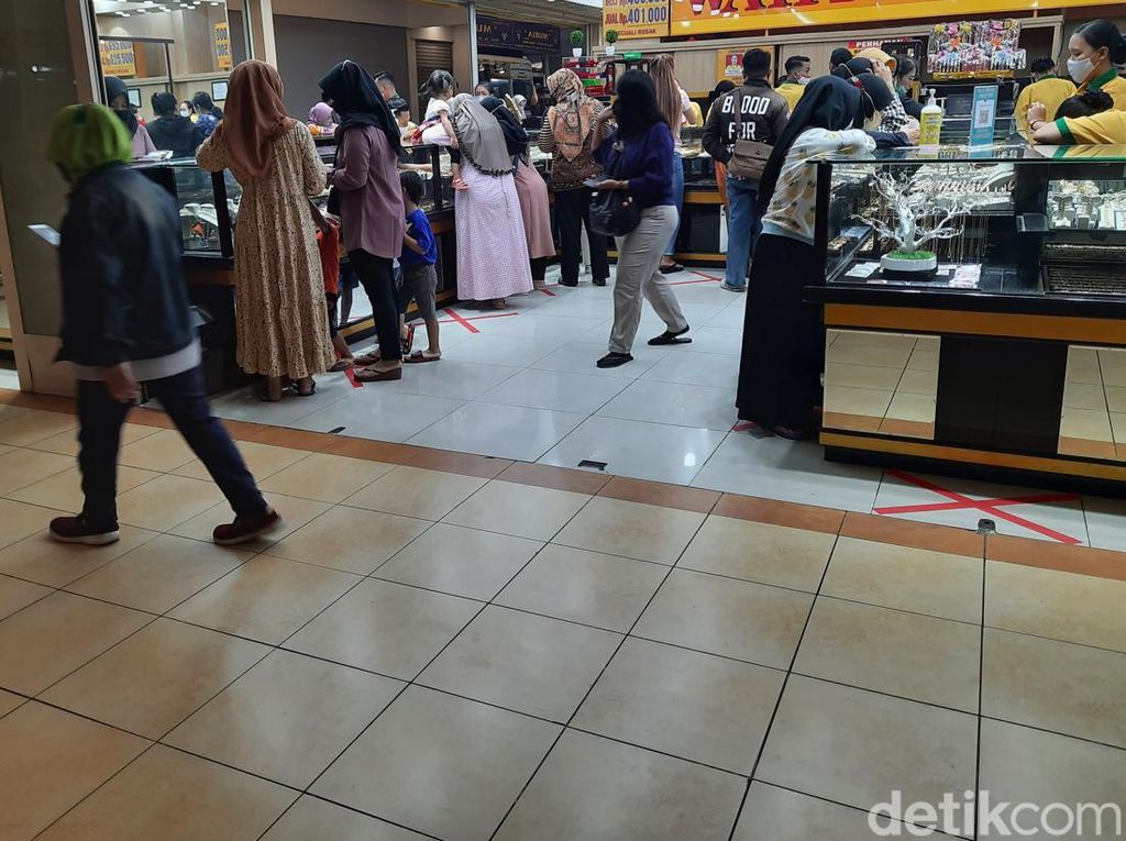 Emak-emak di Surabaya Girang Menjual Saat Harga Emas Naik Rp 1 Juta Per Gram