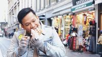 Sibuknya Jordi Onsu Saat Promosikan Ayam Geprek Bensu di Paris