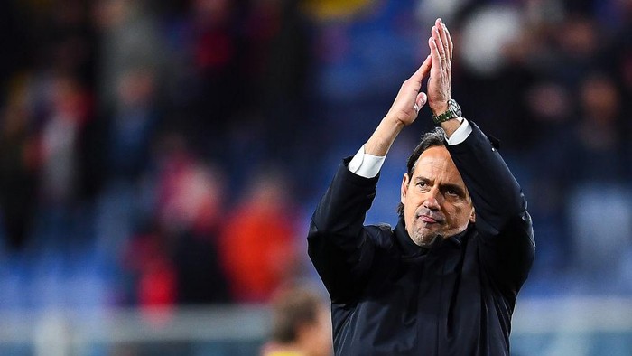 GENOA, ITALY - FEBRUARY 25: Simone Inzaghi head coach of Inter greets the crowd after the Serie A match between Genoa CFC and FC Internazionale at Stadio Luigi Ferraris on February 25, 2022 in Genoa, Italy. (Photo by Getty Images)