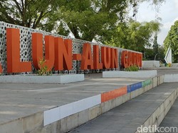 Ngabuburit Murmer Ala Warga di Alun-alun Garut